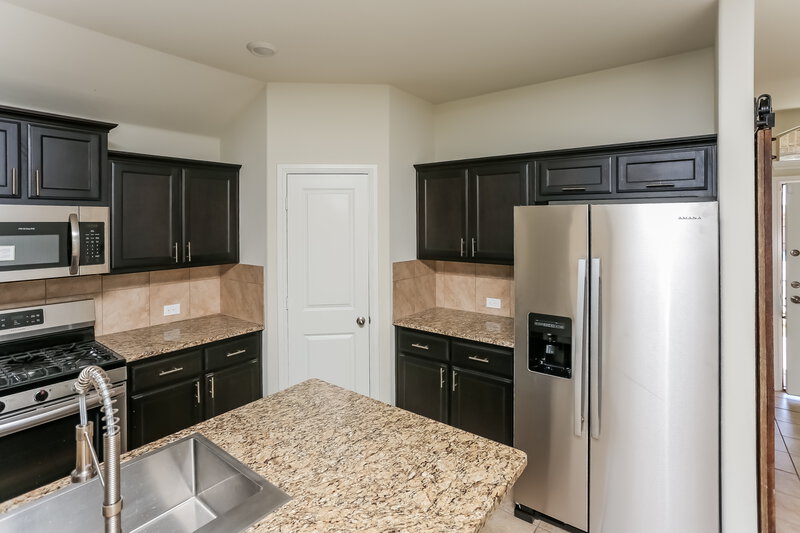 2,540/Mo, 10020 Clemmons Rd Fort Worth, TX 76108 Kitchen View 3