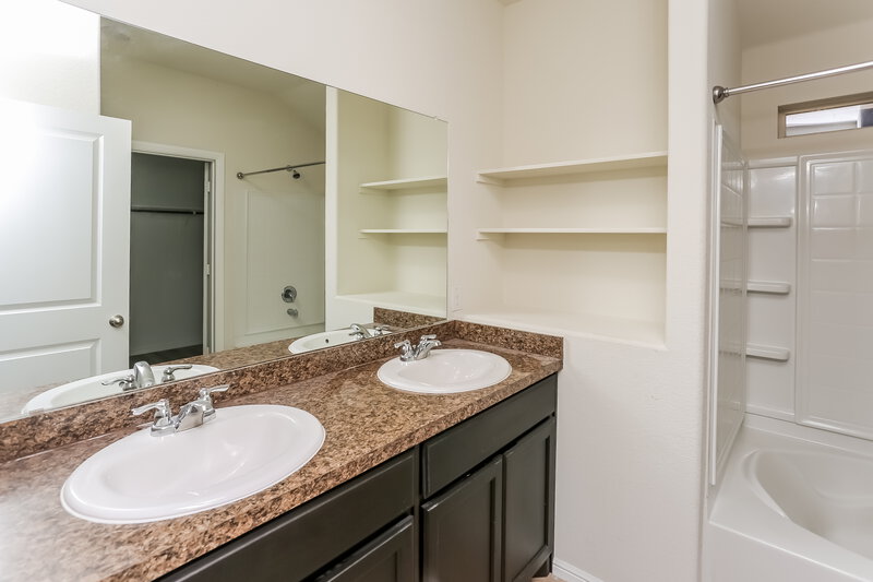 2,540/Mo, 10020 Clemmons Rd Fort Worth, TX 76108 Main Bathroom View