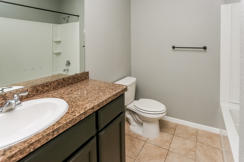 2,540/Mo, 10020 Clemmons Rd Fort Worth, TX 76108 Bathroom View