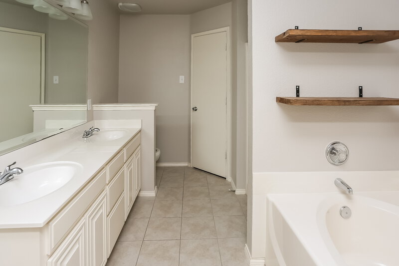 2,140/Mo, 10921 Emerald Park Ln Haslet, TX 76052 Main Bathroom View