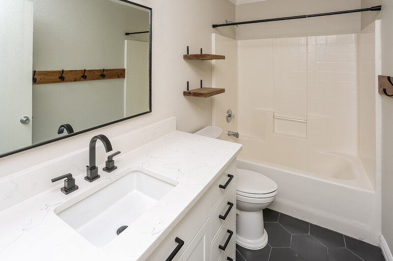 2,140/Mo, 10921 Emerald Park Ln Haslet, TX 76052 Bathroom View
