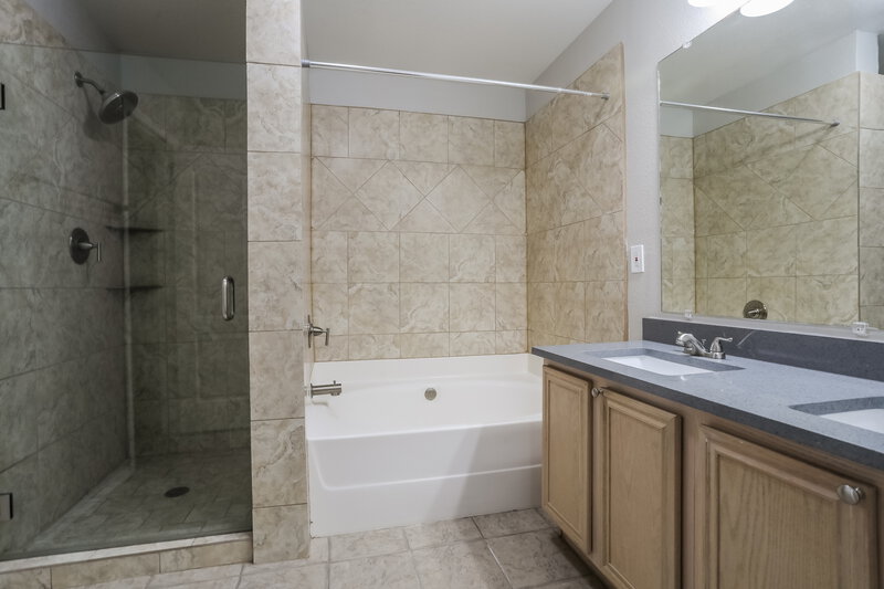 2,210/Mo, 6828 Bluff View Dr Watauga, TX 76137 Main Bathroom View