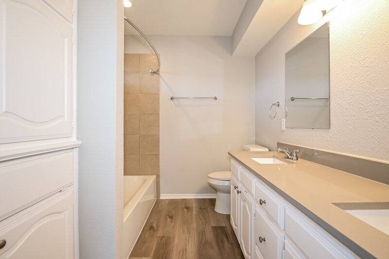 2,280/Mo, 400 W Jefferson St Wylie, TX 75098 Main Bathroom View