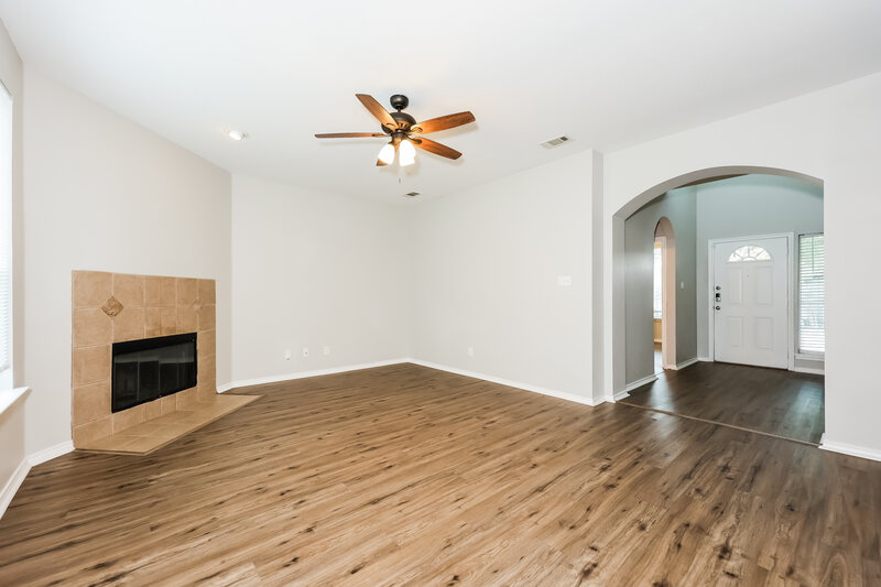 2,375/Mo, 6417 Canyon Trl Lake Worth, TX 76135 Living Room View 2