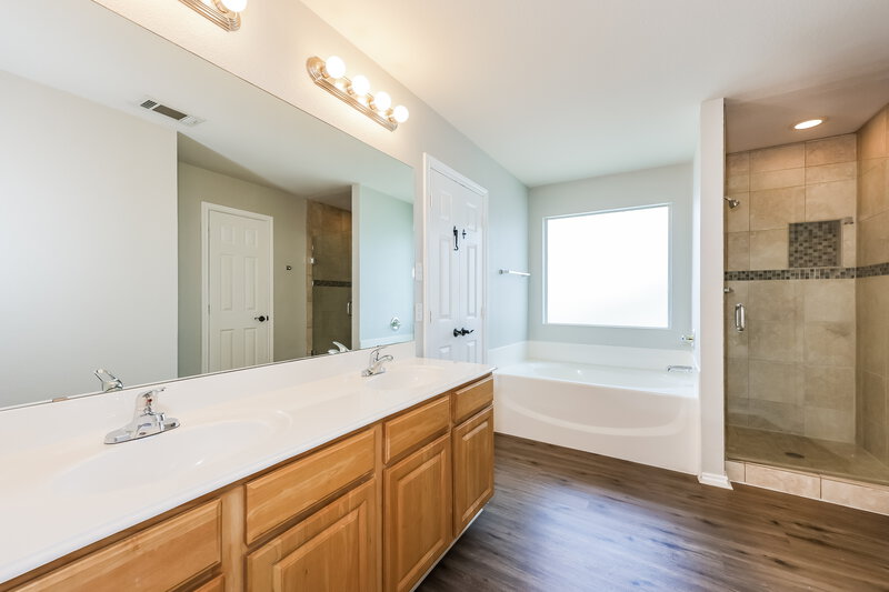 2,375/Mo, 6417 Canyon Trl Lake Worth, TX 76135 Main Bathroom View