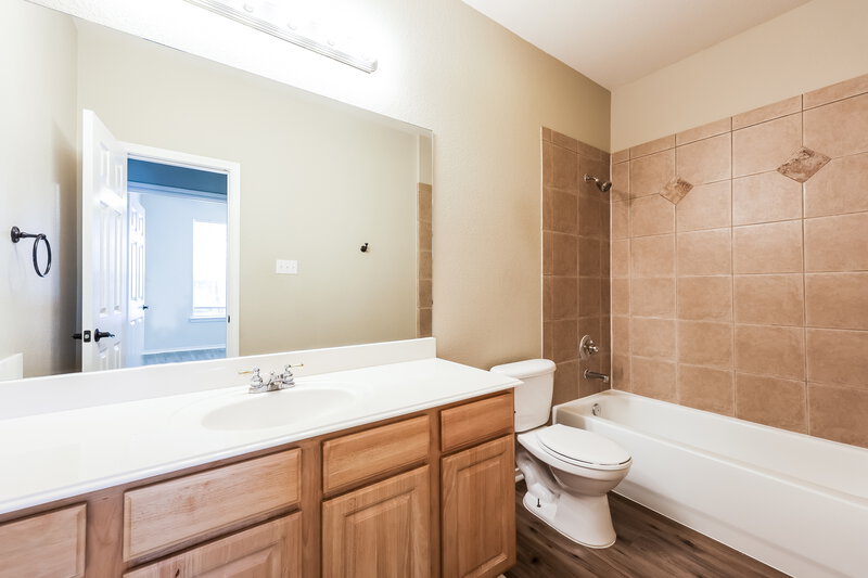 2,375/Mo, 6417 Canyon Trl Lake Worth, TX 76135 Bathroom View