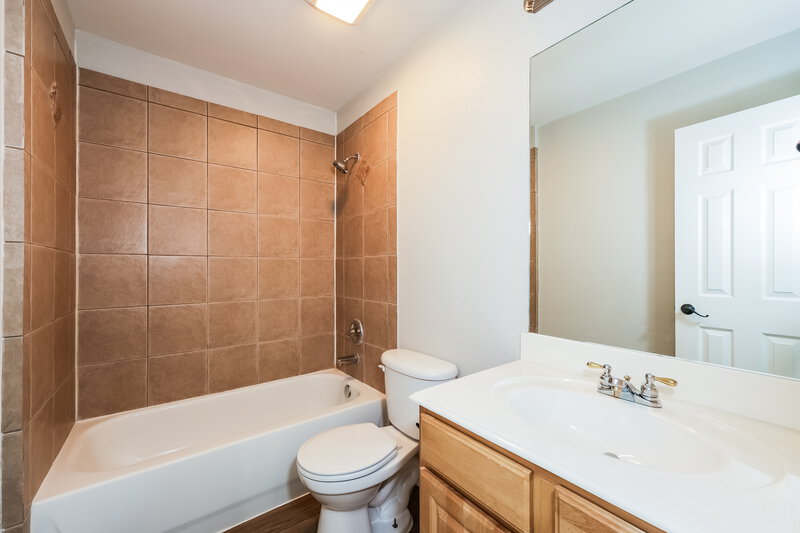 2,375/Mo, 6417 Canyon Trl Lake Worth, TX 76135 Bathroom View 2