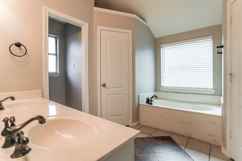 1,970/Mo, 4232 Goodnight Cir Haltom City, TX 76137 Main Bathroom View