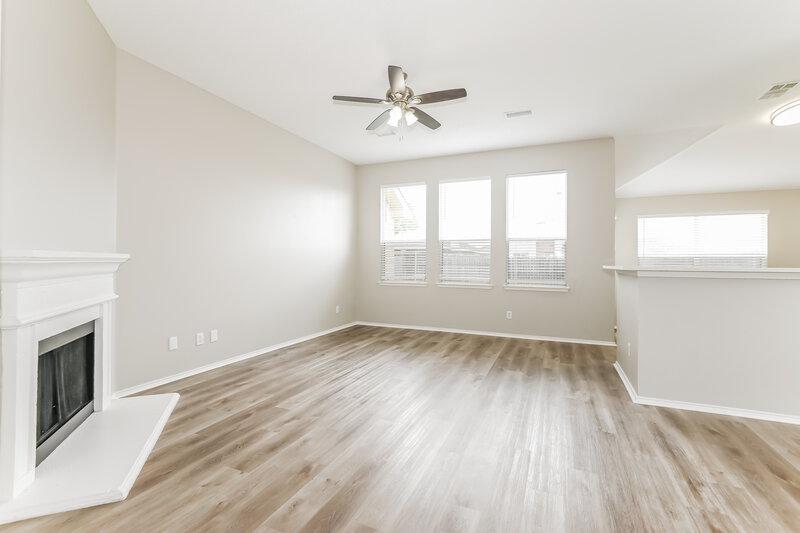 2,220/Mo, 1603 Wolf Creek Dr Arlington, TX 76018 Living Room View 2
