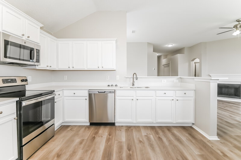 2,220/Mo, 1603 Wolf Creek Dr Arlington, TX 76018 Kitchen View 2