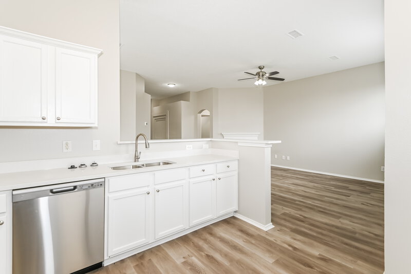 2,220/Mo, 1603 Wolf Creek Dr Arlington, TX 76018 Kitchen View 3