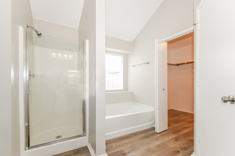 2,220/Mo, 1603 Wolf Creek Dr Arlington, TX 76018 Main Bathroom View