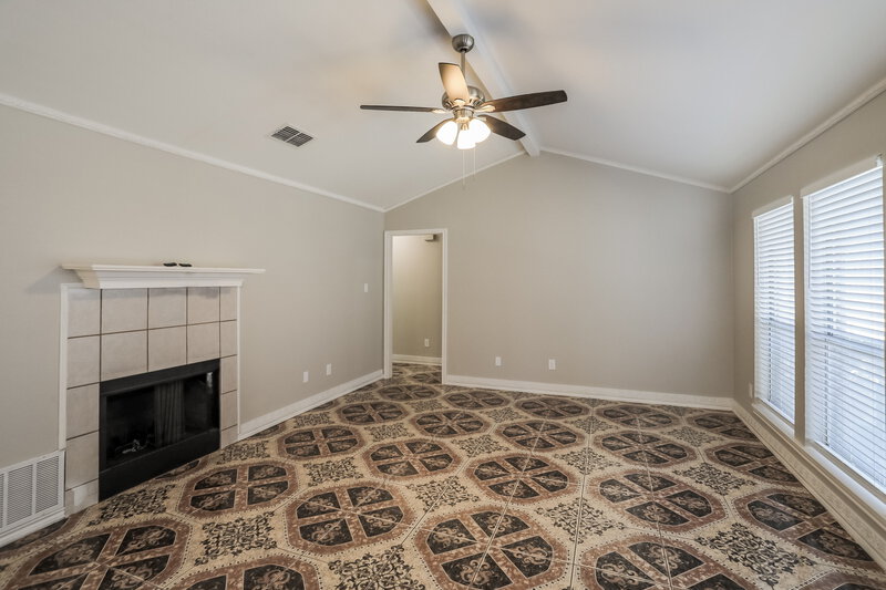 2,620/Mo, 312 W Windsor Dr Denton, TX 76207 Living Room View 2