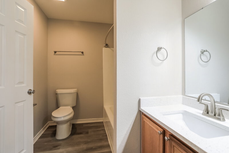 2,620/Mo, 312 W Windsor Dr Denton, TX 76207 Main Bathroom View