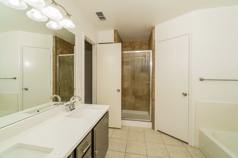 1,955/Mo, 100 Sandlewood Ln Burleson, TX 76028 Main Bathroom View