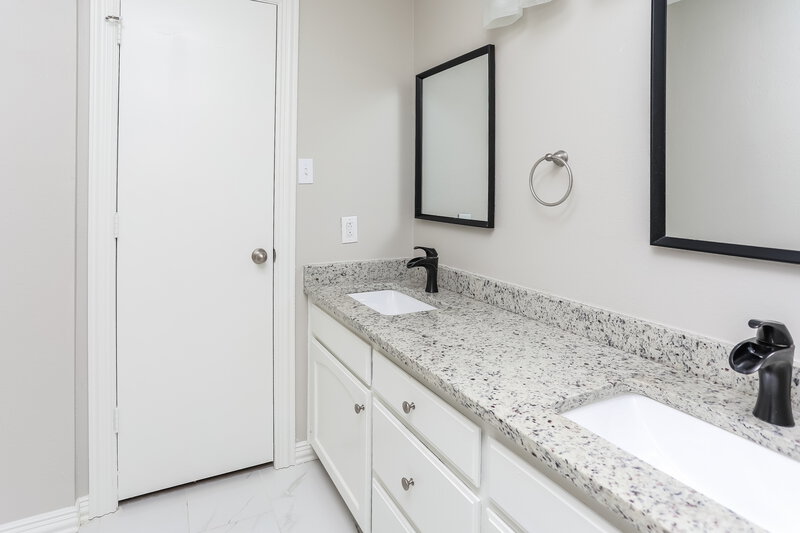 2,060/Mo, 201 Bowles Ct Kennedale, TX 76060 Main Bathroom View