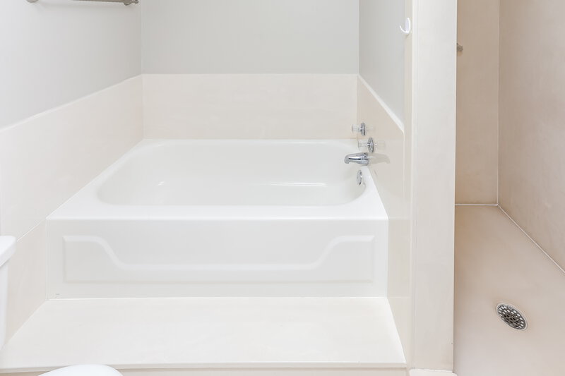 2,060/Mo, 201 Bowles Ct Kennedale, TX 76060 Main Bathroom View 2