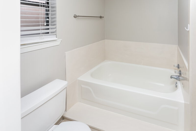 2,060/Mo, 201 Bowles Ct Kennedale, TX 76060 Main Bathroom View 3