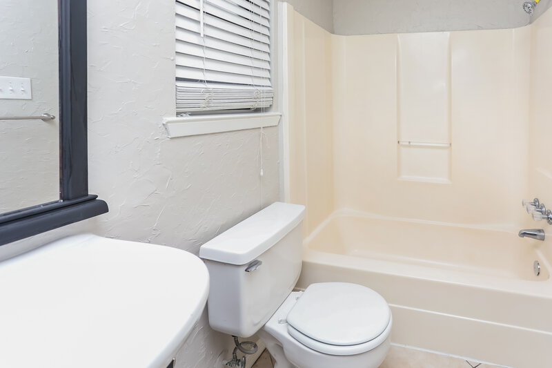 2,060/Mo, 201 Bowles Ct Kennedale, TX 76060 Bathroom View