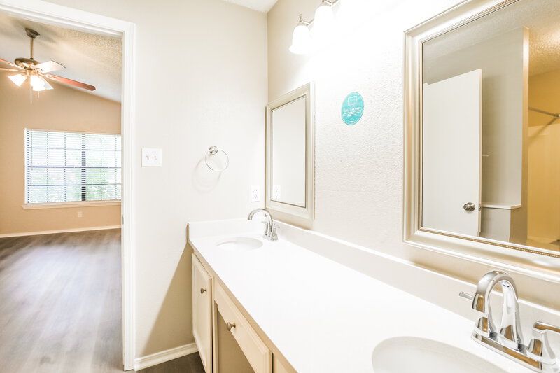 2,135/Mo, 4006 Bond St Rowlett, TX 75088 Main Bathroom View