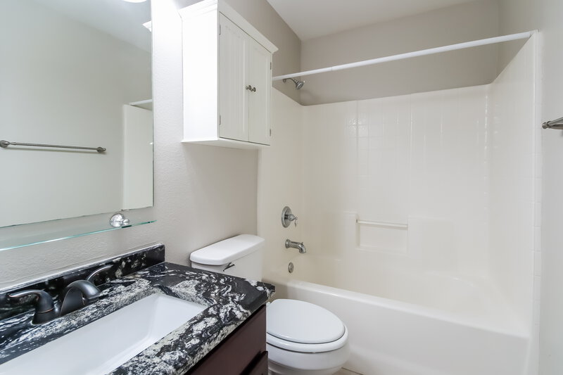 2,405/Mo, 119 Chamblin Dr Cedar Hill, TX 75104 Bathroom View