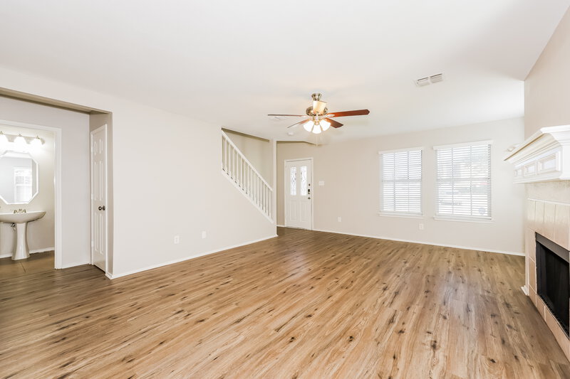 2,395/Mo, 6501 Willow Oak Ct Fort Worth, TX 76112 Living Room View