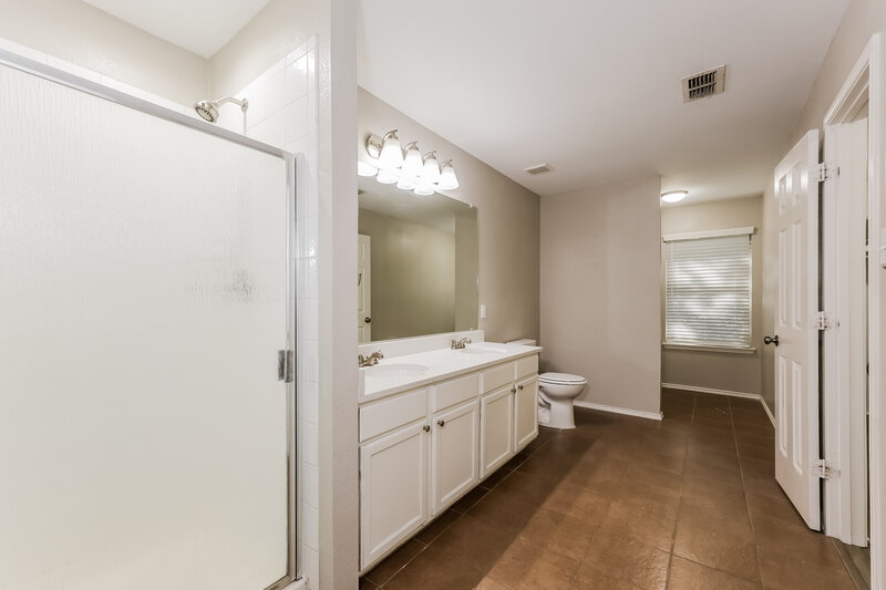 2,395/Mo, 6501 Willow Oak Ct Fort Worth, TX 76112 Main Bathroom View