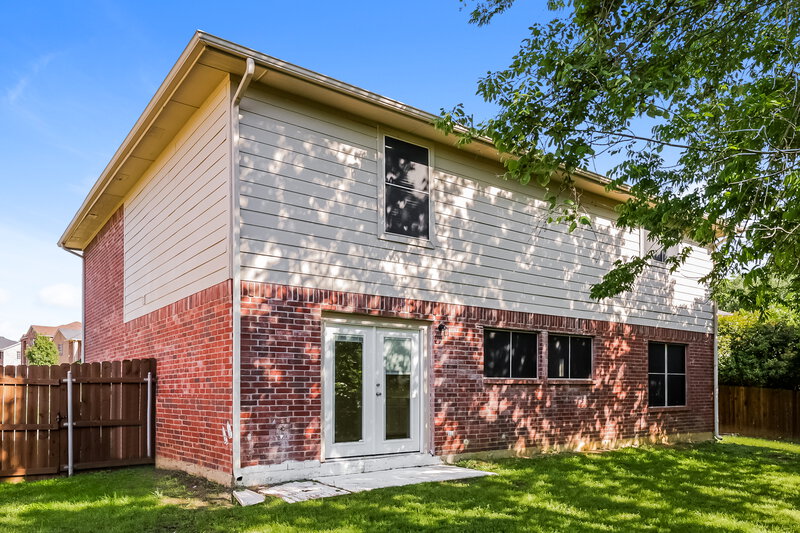 2,395/Mo, 6501 Willow Oak Ct Fort Worth, TX 76112 Rear View