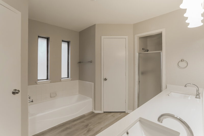 2,090/Mo, 1152 Parkhill Ave Saginaw, TX 76179 Main Bathroom View