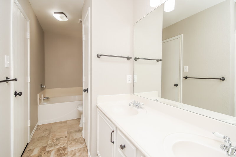 2,105/Mo, 10824 Deauville Cir N Fort Worth, TX 76108 Main Bathroom View