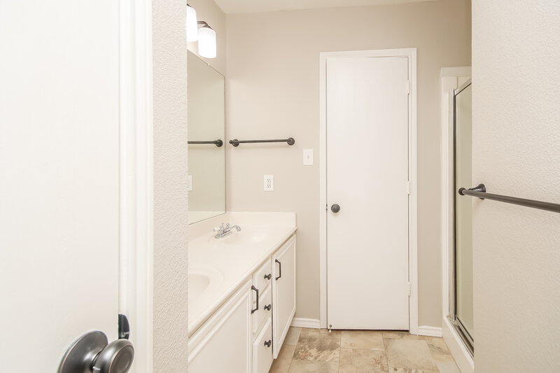2,105/Mo, 10824 Deauville Cir N Fort Worth, TX 76108 Bathroom View