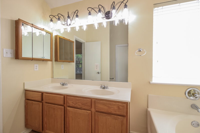 1,980/Mo, 3400 Beatriz Dr Denton, TX 76207 Main Bathroom View 2