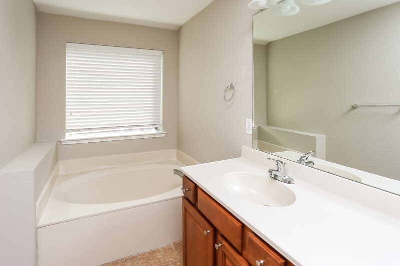 2,245/Mo, 613 Aeronca Dr Saginaw, TX 76179 Main Bathroom View