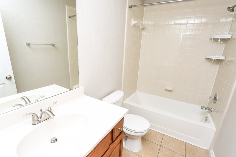 2,245/Mo, 613 Aeronca Dr Saginaw, TX 76179 Bathroom View