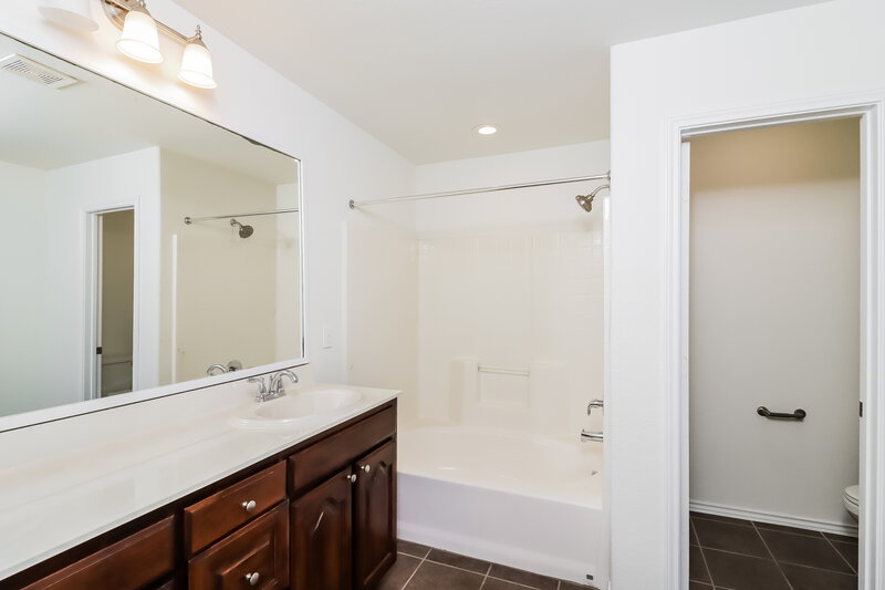 1,970/Mo, 1013 Sunderland Ln Fort Worth, TX 76134 Main Bathroom View