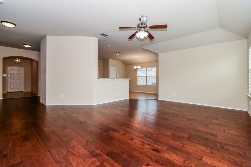 0/Mo, 140 Briar Grove Dr Princeton, TX 75407 Living Room View 3