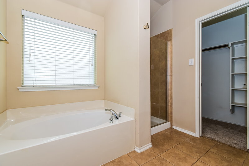 0/Mo, 140 Briar Grove Dr Princeton, TX 75407 Main Bathroom View