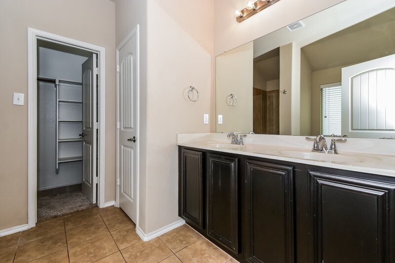 0/Mo, 140 Briar Grove Dr Princeton, TX 75407 Main Bathroom View 2