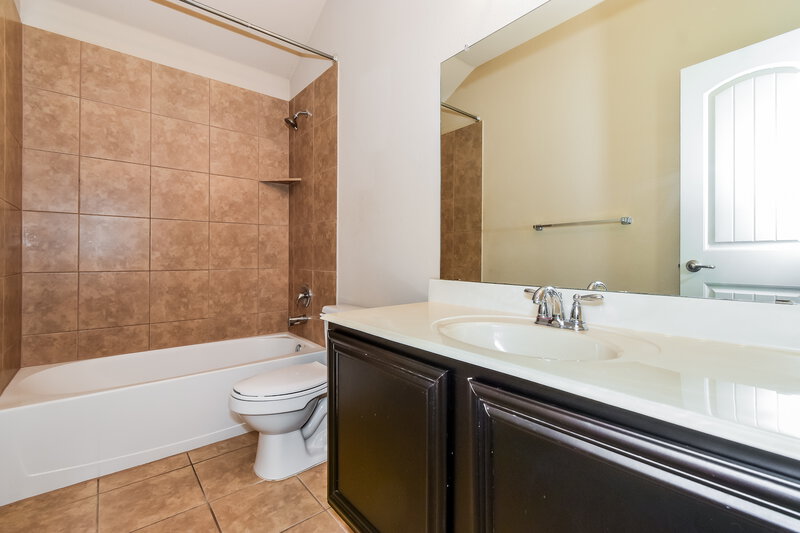0/Mo, 140 Briar Grove Dr Princeton, TX 75407 Bathroom View