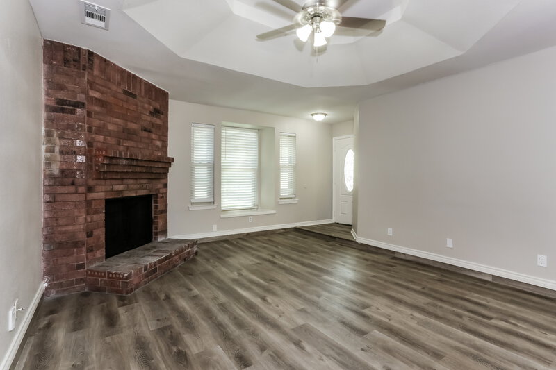 2,125/Mo, 6401 Springfield Dr Arlington, TX 76016 Living Room View 2