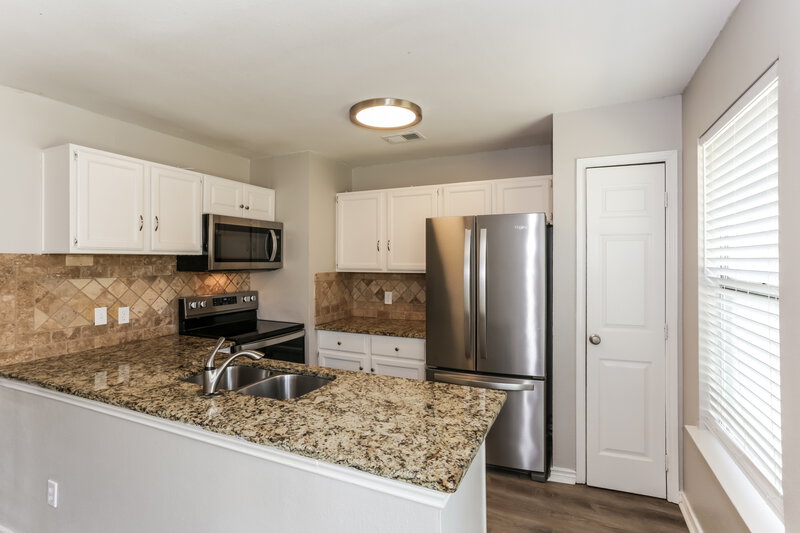 2,125/Mo, 6401 Springfield Dr Arlington, TX 76016 Kitchen View 2