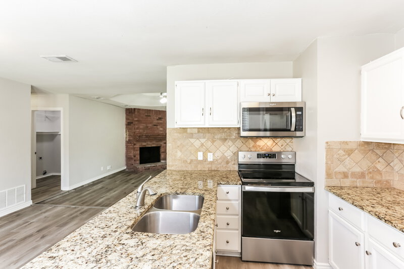2,125/Mo, 6401 Springfield Dr Arlington, TX 76016 Kitchen View 3