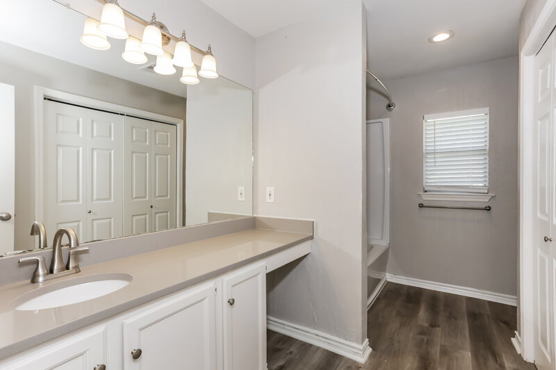 2,125/Mo, 6401 Springfield Dr Arlington, TX 76016 Main Bathroom View