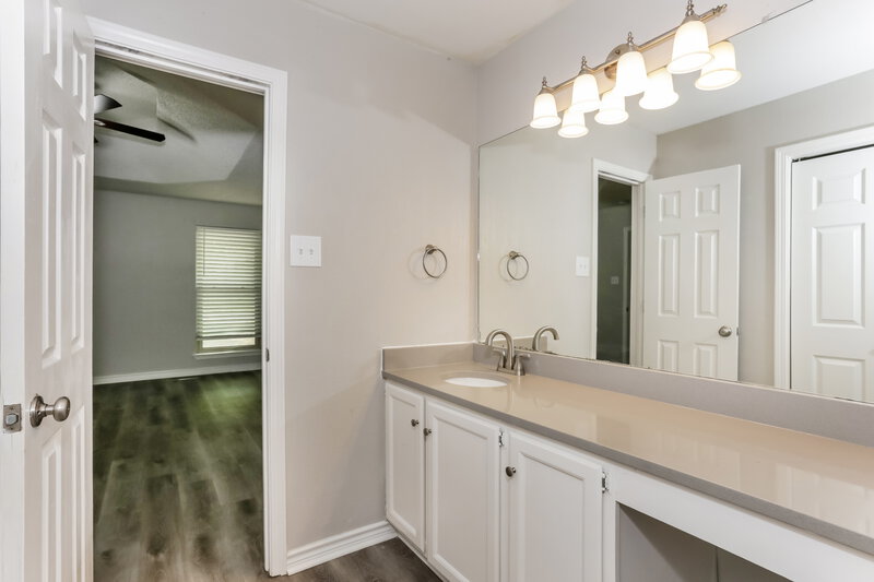2,125/Mo, 6401 Springfield Dr Arlington, TX 76016 Main Bathroom View 2
