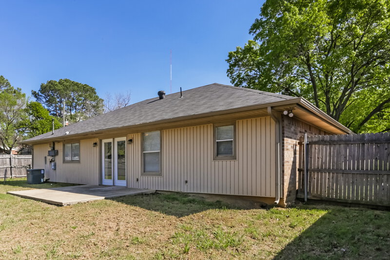 2,125/Mo, 6401 Springfield Dr Arlington, TX 76016 Rear View