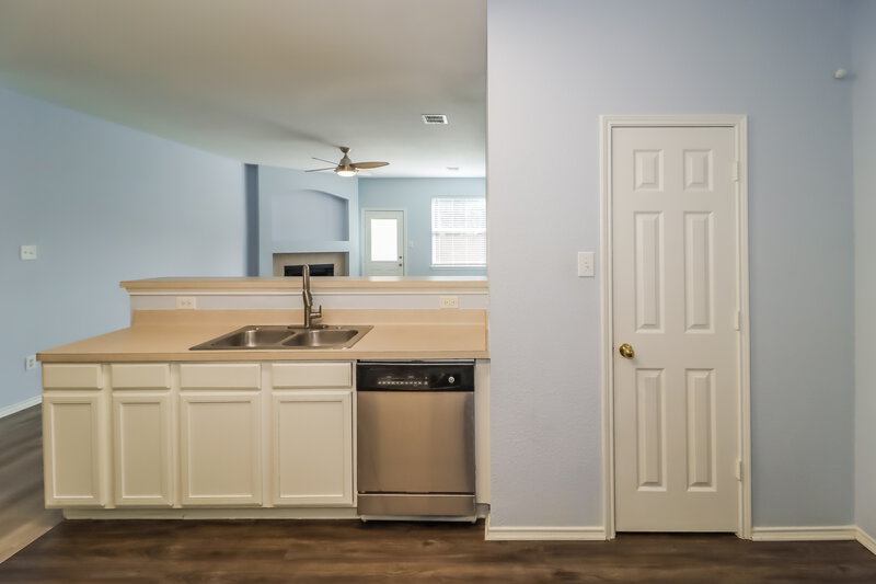 2,430/Mo, 916 Dunkirk Ln Arlington, TX 76017 Kitchen View 2