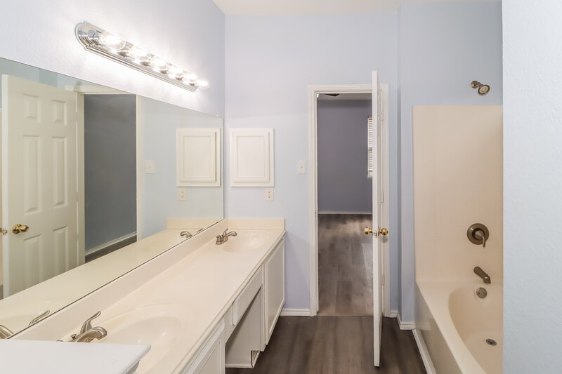 2,430/Mo, 916 Dunkirk Ln Arlington, TX 76017 Main Bathroom View
