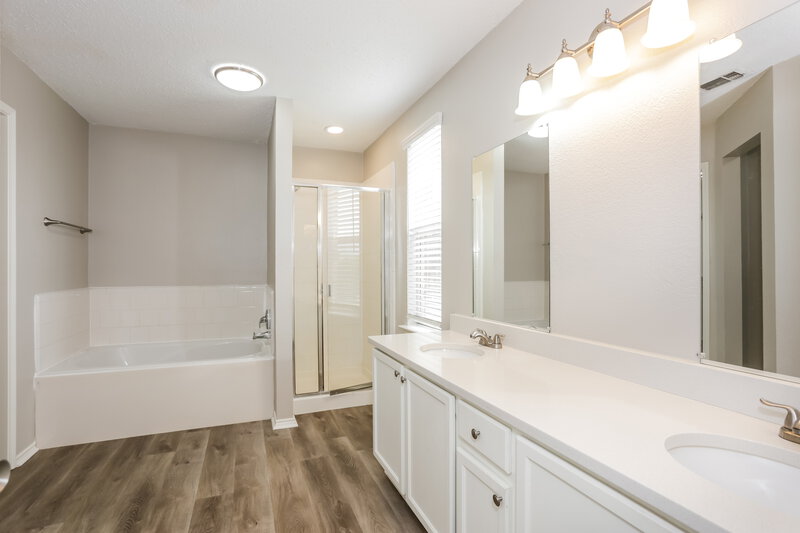 2,560/Mo, 1711 Berkeley Dr Glenn Heights, TX 75154 Main Bathroom View