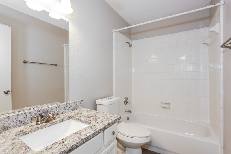 2,560/Mo, 1711 Berkeley Dr Glenn Heights, TX 75154 Bathroom View