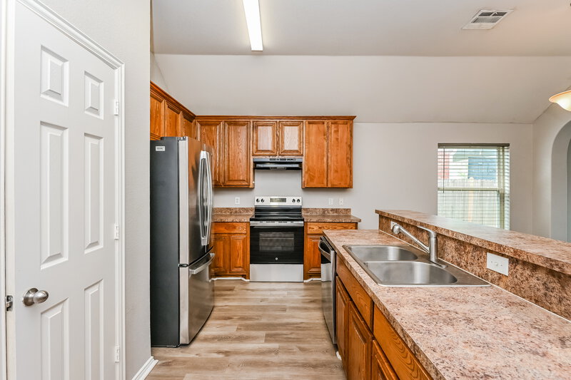 2,120/Mo, 9324 Cynthia Ct Fort Worth, TX 76140 Kitchen View 2